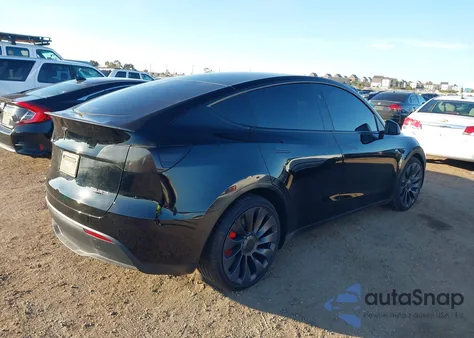 2024 Tesla Model Y Performance Dual Motor All-Wheel Drive z USA, uszkodzony, nr VIN 7SAYGDEF0RF053690